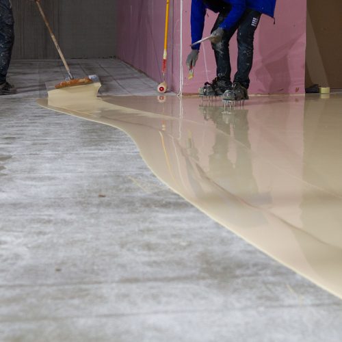 Polyurethane flooring is a durable and versatile solution for concrete floors. It provides excellent resistance to chemicals, abrasion, and impact, making it suitable for use in industrial and commercial settings. The worker who applied the resistant epoxy resin in the new hall was highly skilled and experienced in the application of epoxy coatings. Their attention to detail and knowledge of the proper techniques and safety measures ensured a high-quality and long-lasting finish.